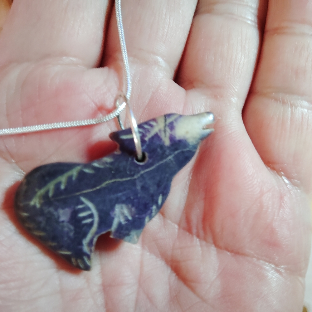 DREAM AMETHYST POLISHED-ROUGH CUT, ANIMAL PENDANT, 18"/1-2/4W STERLING NECKLACE.
